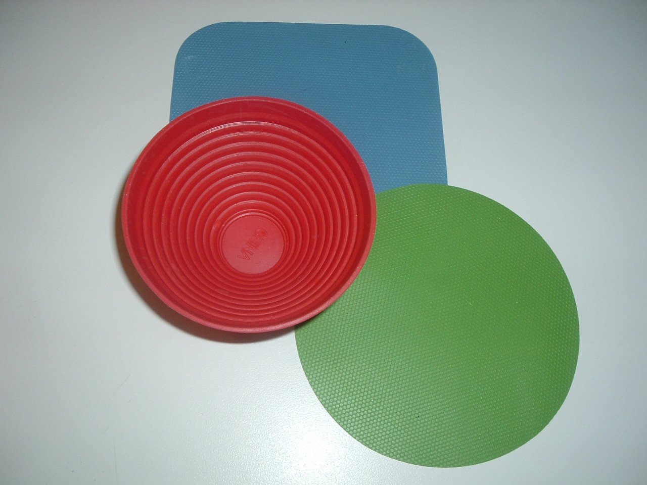 Using cone rubber gripper to open a jar
