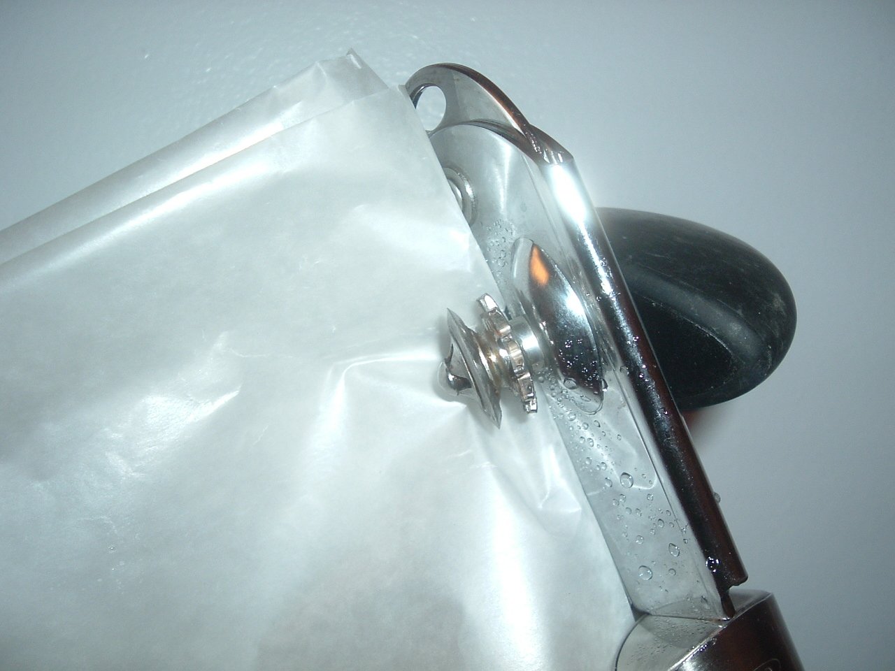 Easy fast way to clean and disinfect a manual can opener Easy fast way to clean and disinfect a manual can opener