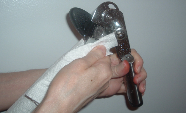 cleanmanualcanopener2 clean manual can opener